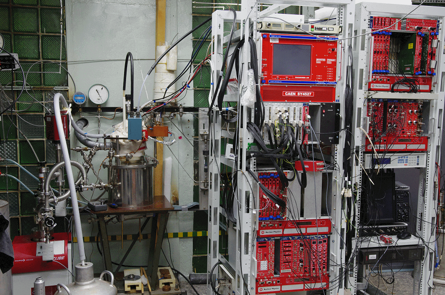 900 на 500 Двухфазный криогенный детектор и электроника систем питания и сбора данных