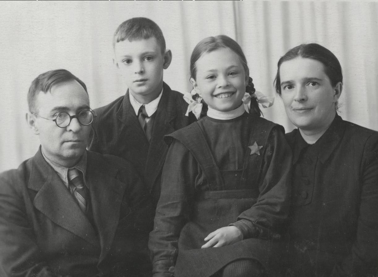 Отец Слава Оля мама Калинин 1949